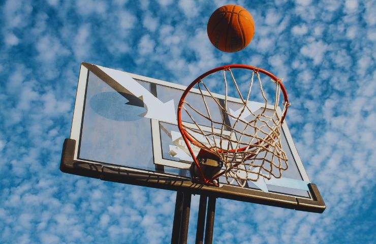 un canestro all'aperto con la palla da basket