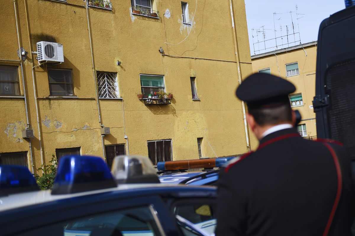 i carabinieri fuori da una serie di appartamenti