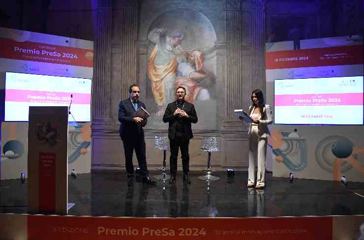 delle persone su un palco durante una conferenza