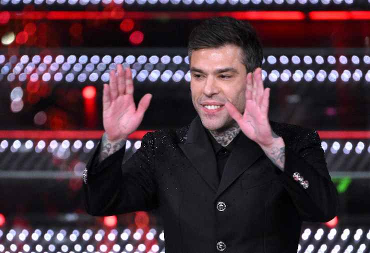 Fedez saluta il pubblico di sanremo e sorride