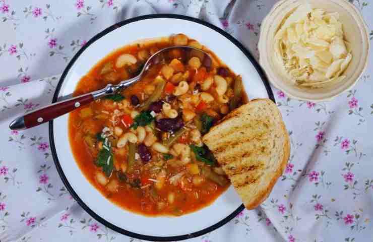 minestrone nel piatto col pane