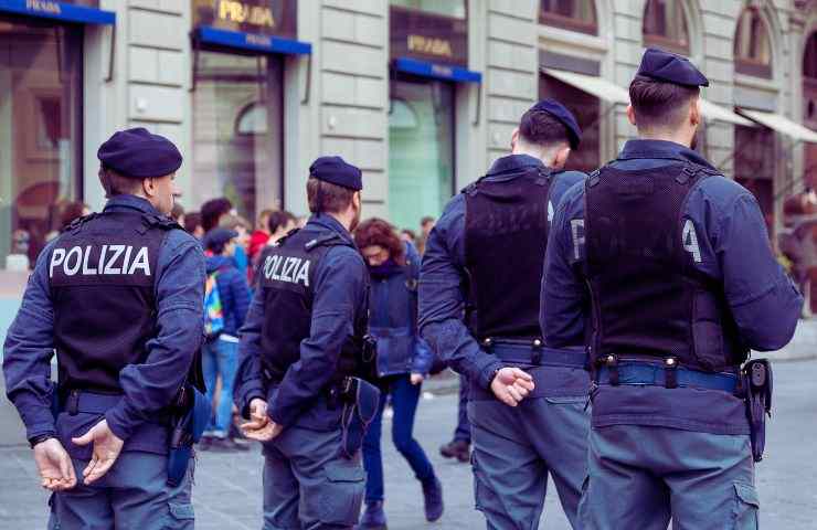 polizia locale ferma per strada