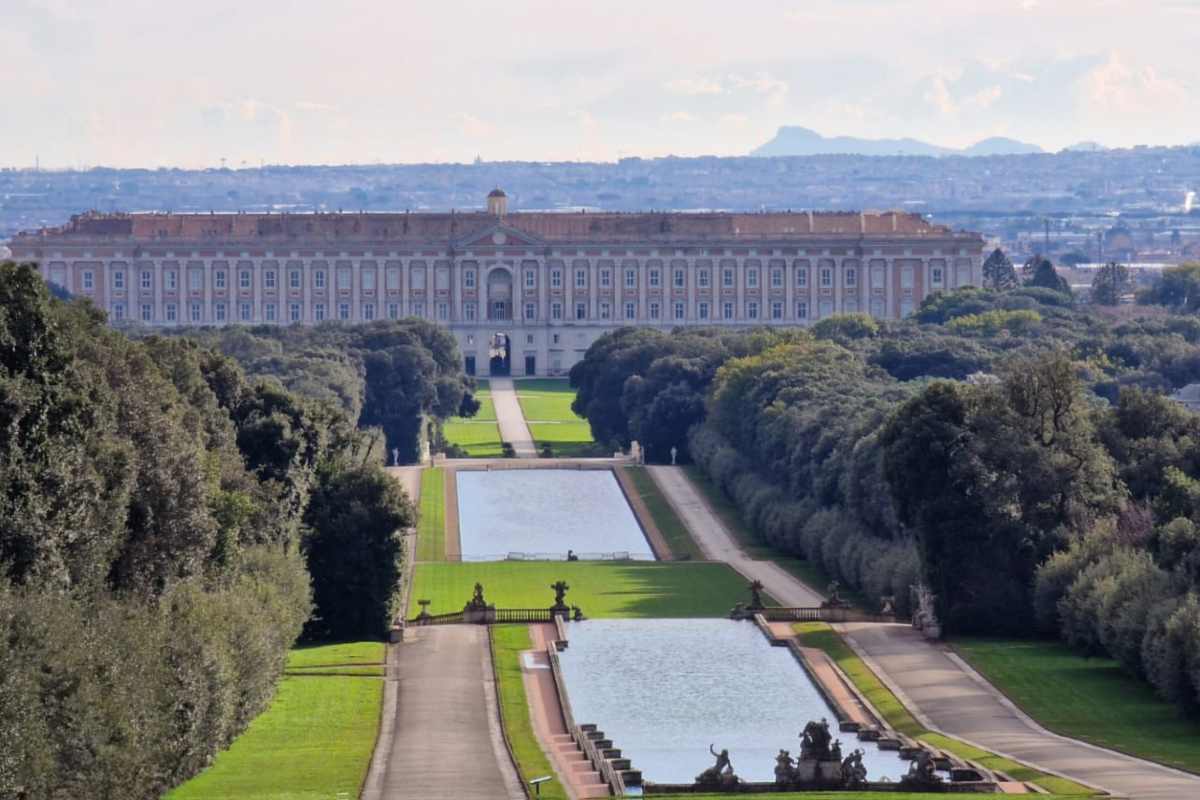 reggia di caserta vista dai giardini interni