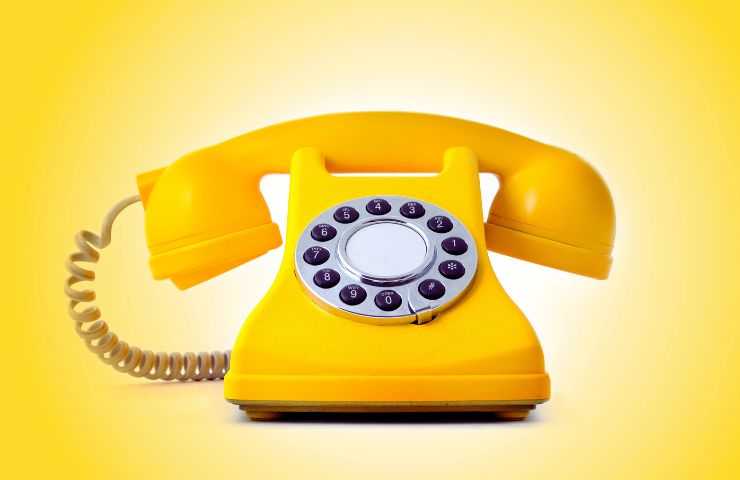 un telefono giallo