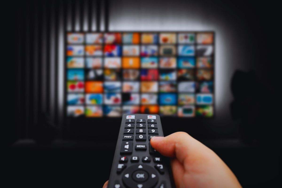 la tv illuminata e un telecomando